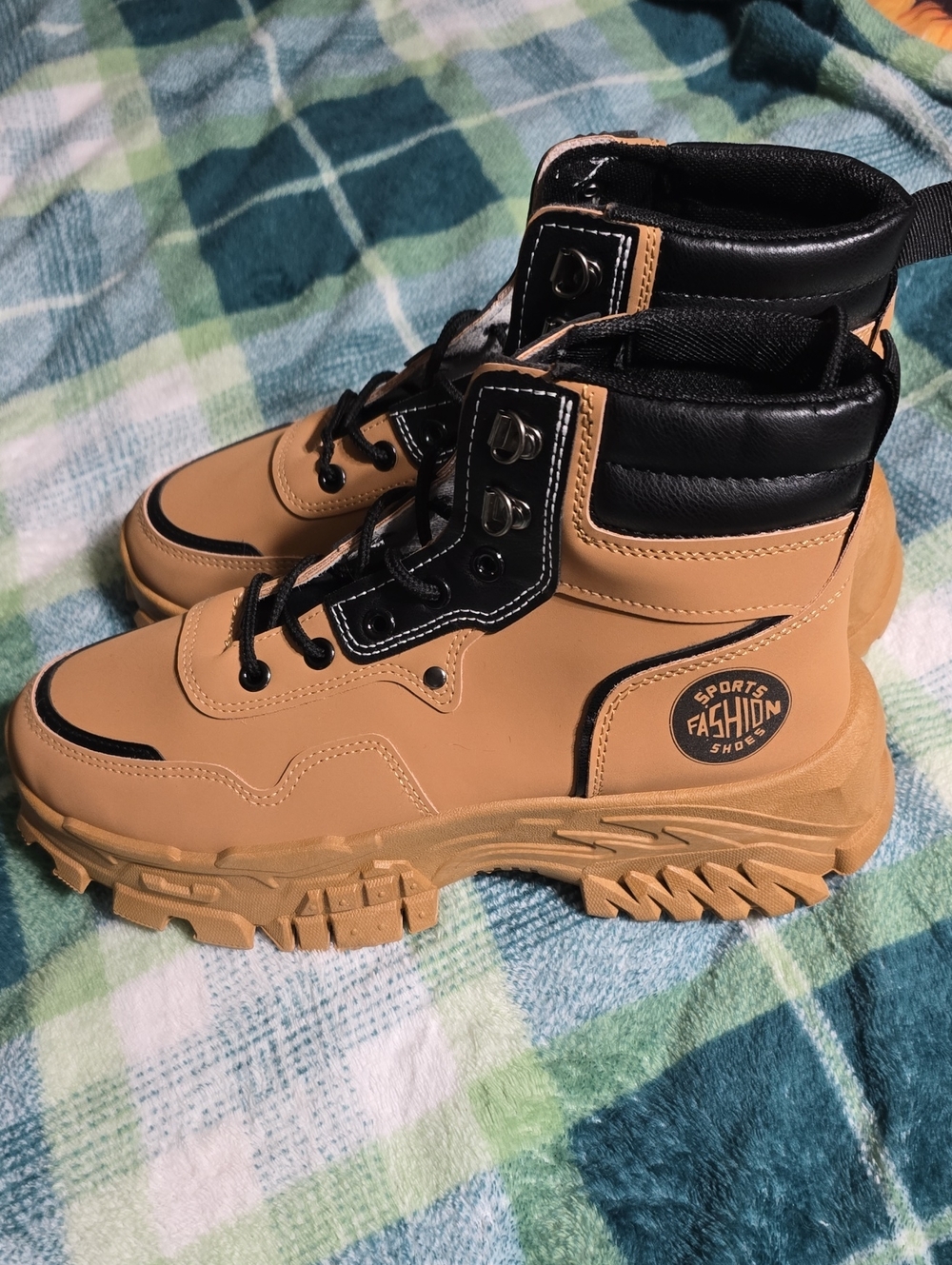 Sports Men's Tan and Black High-Top Boots